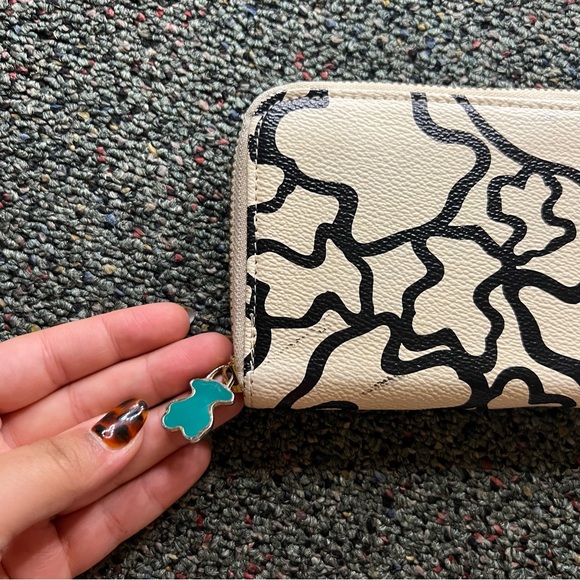 Black & White Cream Swirl Circle Blob Pattern Design Clutch Wallet Accessory - Picture 6 of 16